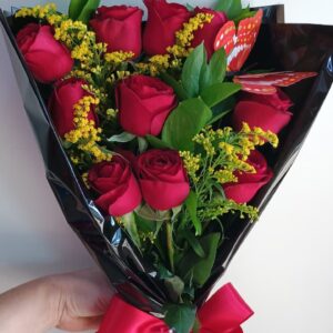 Ramalhete com 10 rosas com borboleta ( verificar disponibilidade )