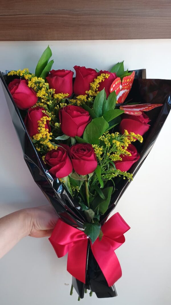 Ramalhete com 10 rosas com borboleta ( verificar disponibilidade )