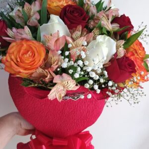 Ramalhete 12 rosas com astromèlias