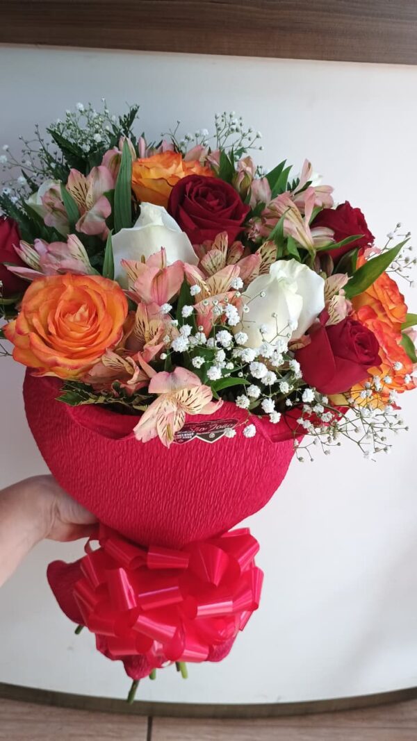 Ramalhete 12 rosas com astromèlias