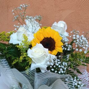 Arranjo com rosas e girassol